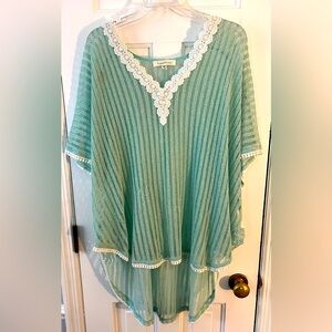 FRANCESCA’S Mint Green Tunic With White Embroidery Detail. Size: OSFM